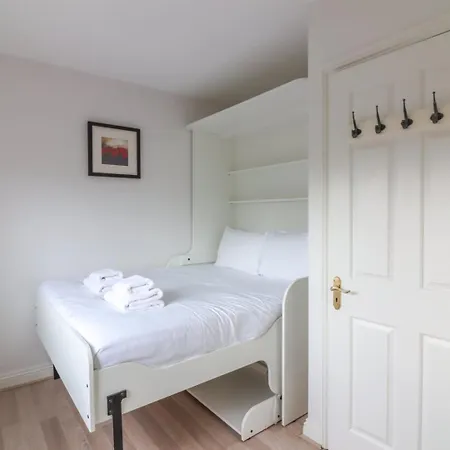 Guestready - Coastal Charm Near Sandymount 4*